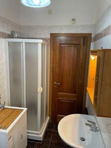 A bathroom at [Casa sul mare]+Posto auto+Giardino+WiFi