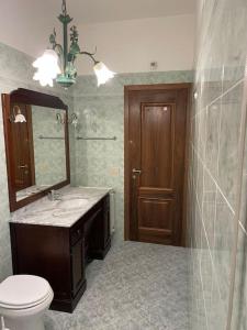 A bathroom at [Casa sul mare]+Posto auto+Giardino+WiFi