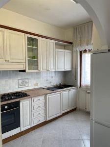 A kitchen or kitchenette at [Casa sul mare]+Posto auto+Giardino+WiFi