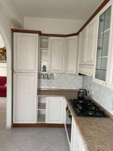 A kitchen or kitchenette at [Casa sul mare]+Posto auto+Giardino+WiFi