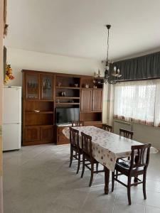 A kitchen or kitchenette at [Casa sul mare]+Posto auto+Giardino+WiFi