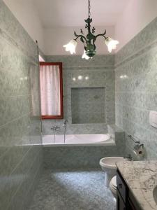 A bathroom at [Casa sul mare]+Posto auto+Giardino+WiFi