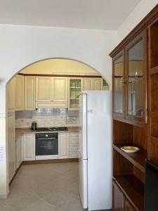 A kitchen or kitchenette at [Casa sul mare]+Posto auto+Giardino+WiFi
