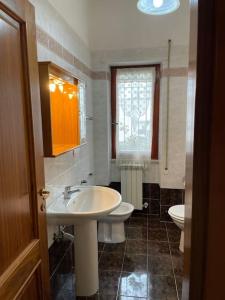 A bathroom at [Casa sul mare]+Posto auto+Giardino+WiFi
