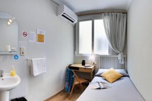 Postel nebo postele na pokoji v ubytování Hostal Patria Madrid