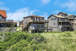 una casa vieja en la cima de una colina en Dolphin Watch 224, en Frisco