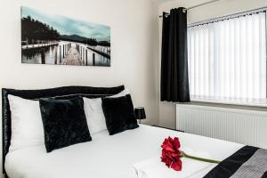 Katil atau katil-katil dalam bilik di The Kyoto House - Four Spacious Cosy Bedrooms I Netflix & Large Rooms +22 gambar