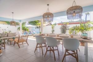 comedor con mesa y sillas en NEW ! Cozy Casa en Oranjestad