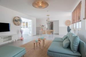 ein Wohnzimmer mit einem blauen Sofa und einem Tisch in der Unterkunft NEW ! Cozy Casa in Oranjestad