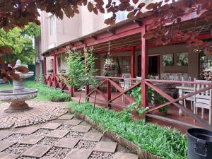 un edificio con valla y patio en Lily Guesthouse, en Bloemfontein