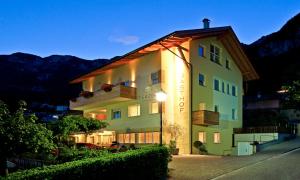 un bâtiment avec une lumière sur son côté dans l'établissement Gasthof Hotel Terzer, à Cortaccia sulla Strada del Vino