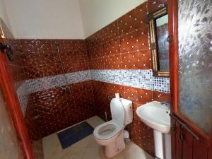 a bathroom with a toilet and a sink at jardin du desert in Mhamid