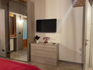 Televízia a/alebo spoločenská miestnosť v ubytovaní HappyHome Bilocale centro storico Rivarolo Canavese
