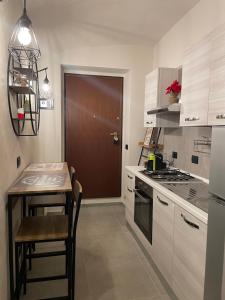 Kuchyňa alebo kuchynka v ubytovaní HappyHome Bilocale centro storico Rivarolo Canavese