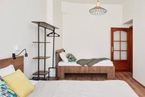 - une chambre blanche avec un lit et une étagère dans l'établissement Spacious Apartment in Karlín by Prague Days, à Prague