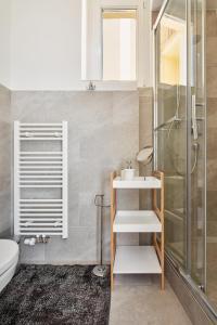 uma casa de banho com um chuveiro, um WC e um lavatório. em Spacious Apartment in Karlín by Prague Days em Praga