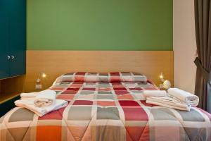 ein Schlafzimmer mit einem Bett mit einer bunten Decke in der Unterkunft Domus Schilizzi in Neapel