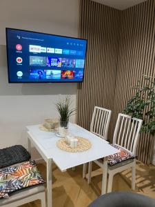 Televízia a/alebo spoločenská miestnosť v ubytovaní EXPO KRUPÓWKI 60 APARTMENT