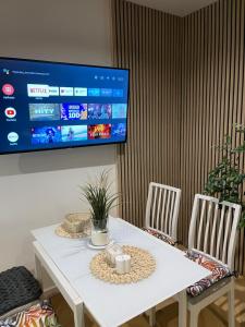 Televízia a/alebo spoločenská miestnosť v ubytovaní EXPO KRUPÓWKI 60 APARTMENT