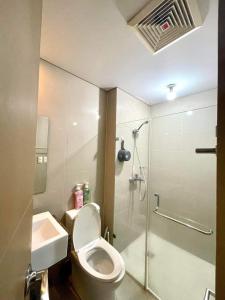 Un baño de Lovely 2 Bed Room condo infront of NAIA Terminal 3