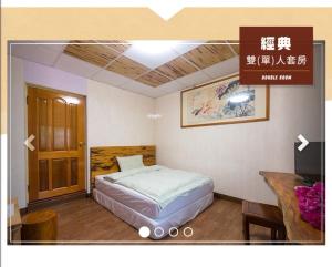 um pequeno quarto com uma cama e uma secretária em Jia Jia Homestay em Yuli