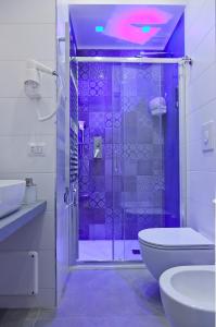 ein lila Badezimmer mit einer Dusche und einem WC in der Unterkunft Domus Schilizzi in Neapel