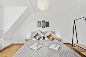 - une chambre avec un lit et 2 serviettes blanches dans l'établissement Mark 51-7 - Workplace - Netflix - Washer Dryer - Modern Design, à Bochum