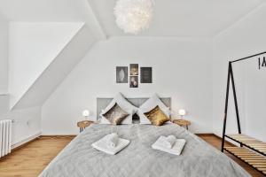 a bedroom with a bed with two white towels at Mark 51-7 - Workplace - Netflix - Washer Dryer - Modern Design in Bochum