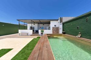 una casa con piscina en el patio en Villa Candela AirPort en Ingenio