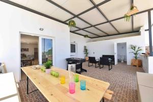 una mesa de madera en una habitación con sala de estar. en Villa Candela AirPort en Ingenio