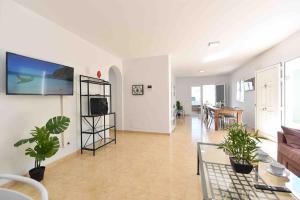 ein Wohnzimmer mit einem Sofa und einem Tisch in der Unterkunft Villa Candela AirPort in Ingenio