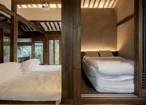 2 camas individuales en una habitación con 3 estrellas que establecen que los valores de los valores de estos en Present Stay en Jeonju