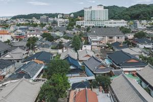 einen Blick über eine Stadt mit Dächern und Gebäuden in der Unterkunft Present Stay in Jeonju