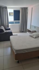 1 dormitorio con 2 camas y ventana en ISRAEL FLAT DUPLEX C/ PISCINA, en João Pessoa