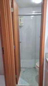 y baño con ducha de cristal y aseo. en ISRAEL FLAT DUPLEX C/ PISCINA, en João Pessoa