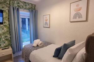 1 dormitorio con cama y ventana en Bright and Modern 4 bed house- TV IN EVERY ROOM, en Port Talbot