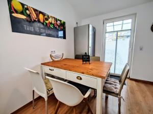 a kitchen with a desk and chairs in a room at YourFavoriteBed 100m2 Designwohnung mit Vollausstattung in Plauen