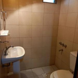 a bathroom with a sink and a toilet at Complejo Sagitario in Gualeguaychú