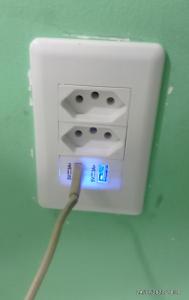 uma tomada eléctrica branca com um fio ligado a ela em Condominio casas do campo em Campo Grande