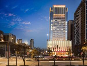 un perfil urbano con edificios altos por la noche en Ramada Plaza by Wyndham Xi'an South en Xi'an