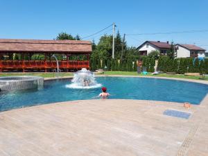 - une piscine avec une fontaine pour enfants dans l'établissement Majerovský kaštieľ, à Vranov nad Topľou