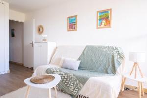 Posedenie v ubytovaní Charmant à 600 m des plages proche des commerces LESCLESDENICOLE