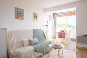 Posedenie v ubytovaní Charmant à 600 m des plages proche des commerces LESCLESDENICOLE