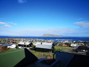 einen Blick auf eine Stadt mit dem Meer im Hintergrund in der Unterkunft Tórshavn Apartment - Great View in Tórshavn