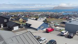 eine Kleinstadt mit Autos auf einem Parkplatz in der Unterkunft Tórshavn Apartment - Great View in Tórshavn