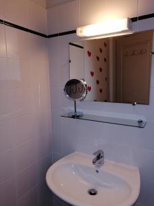 Domaine de Meslay, chambres avec salle d'eau et wc tesisinde bir banyo
