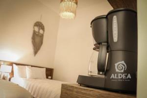 una habitación de hotel con una cafetera espresso alba en una mesa en VILLA HUIZACHE ALBERCA PRIVADA+EXCLUSIVIDAD+LUJO, en San Martín de las Pirámides