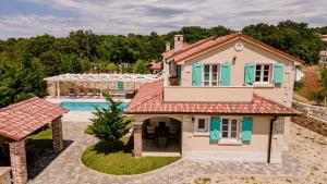 eine Luftaufnahme eines Hauses mit Swimmingpool in der Unterkunft Luxury Villa Kras in Dobrinj