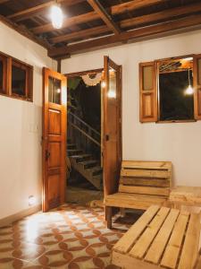 Habitación con puerta, banco y escaleras en PALUM Prívate Room share bathroom, en Palomino