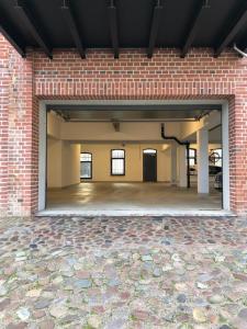 una grande stanza vuota in un edificio di mattoni di Loft mit Seeblick a Malchow